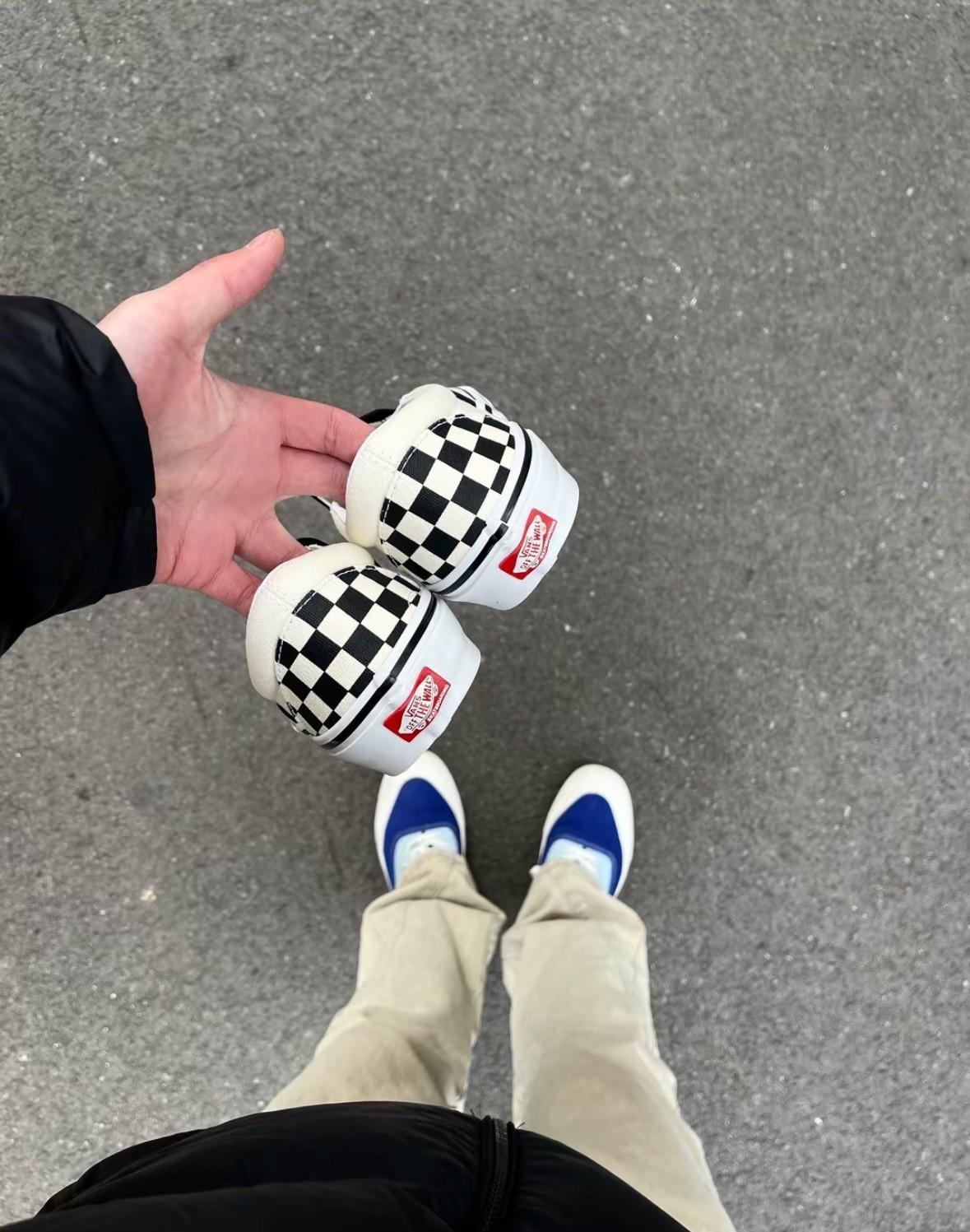 姐妹们!这双棋盘格一脚蹬我能穿到80岁!👟
VANS家经典黑白棋盘格Slip-On真是永不过时的